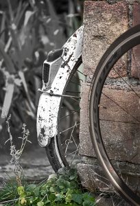 Deux roues de vélo de deux époques différentes
