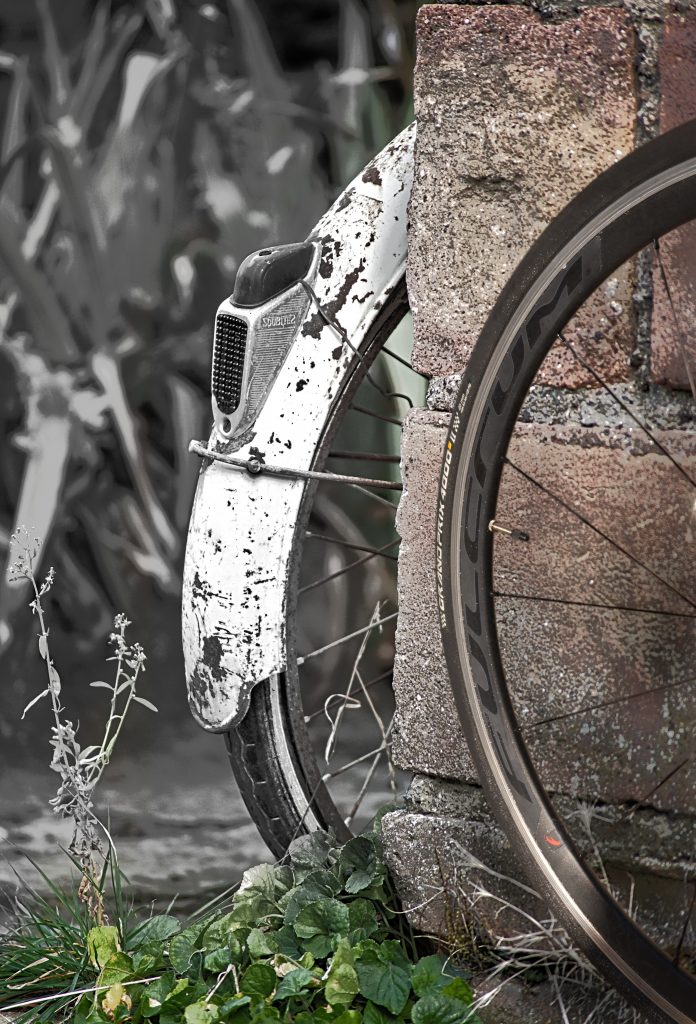 Deux roues de vélo de deux époques différentes