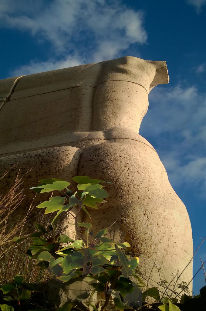 Une statue en contre-plongé