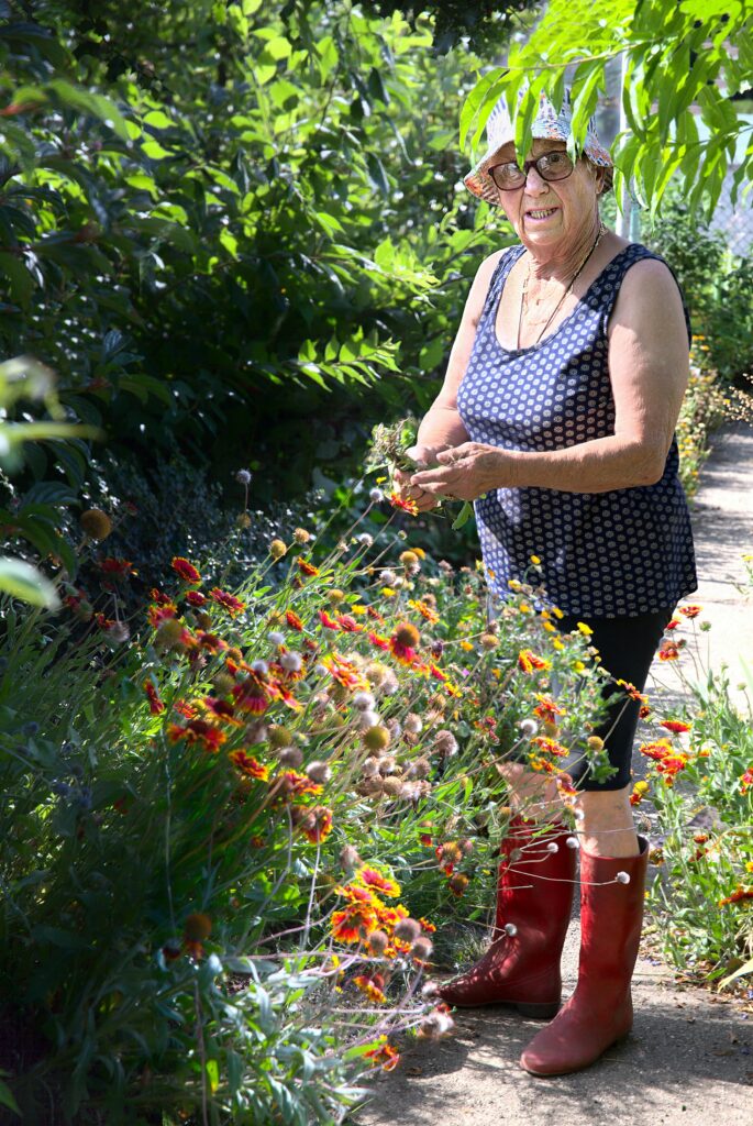 Elise, une vieille jardinière, amoureuse des fleurs