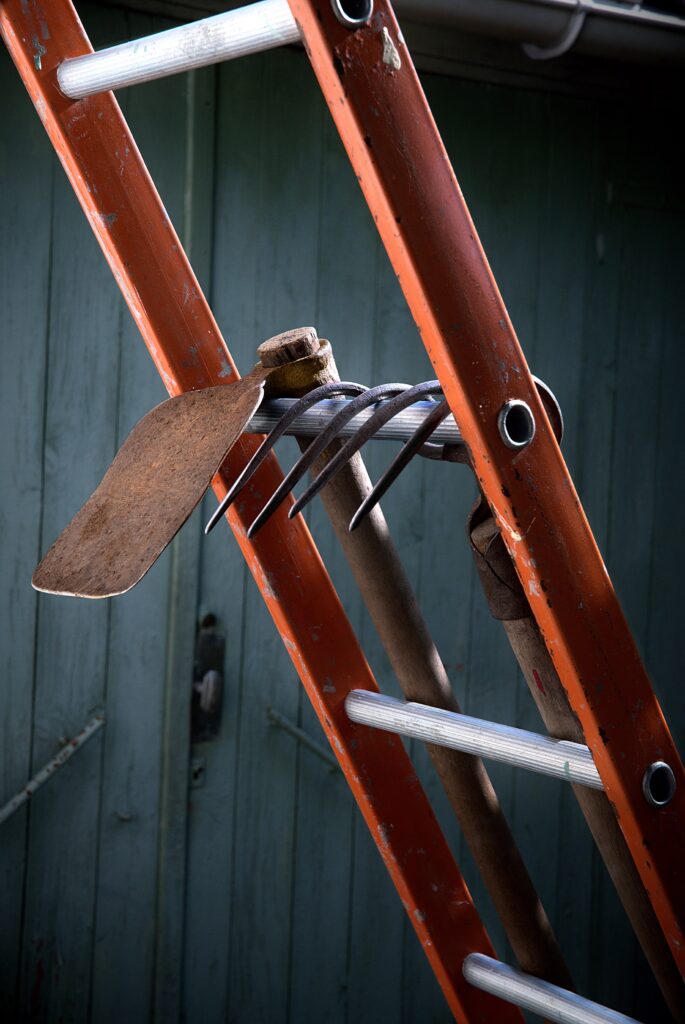 Outils de jardinier, une échelle, rateau 