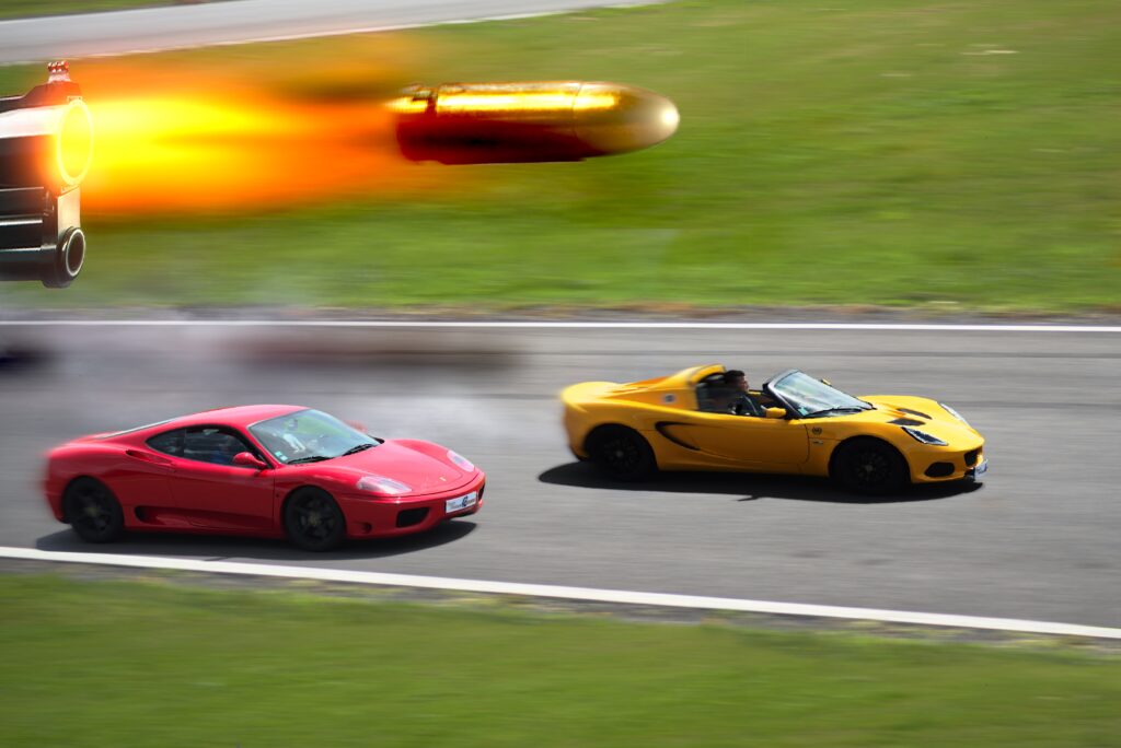 Voitures de sport à pleine vitesse