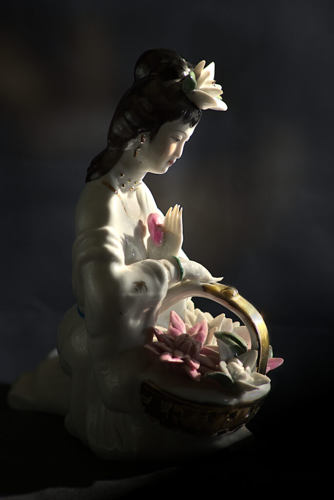 Statuette, la geisha en statuette avec son panier de fleurs roses