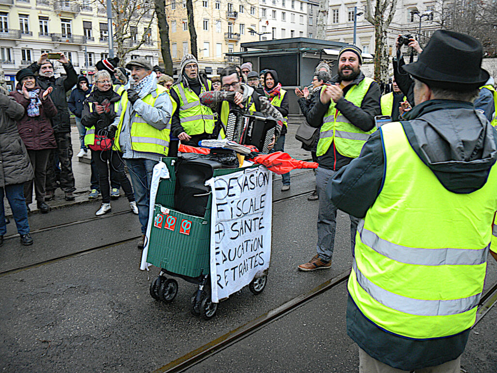 Les gilets jaunes manifestations dans la rue