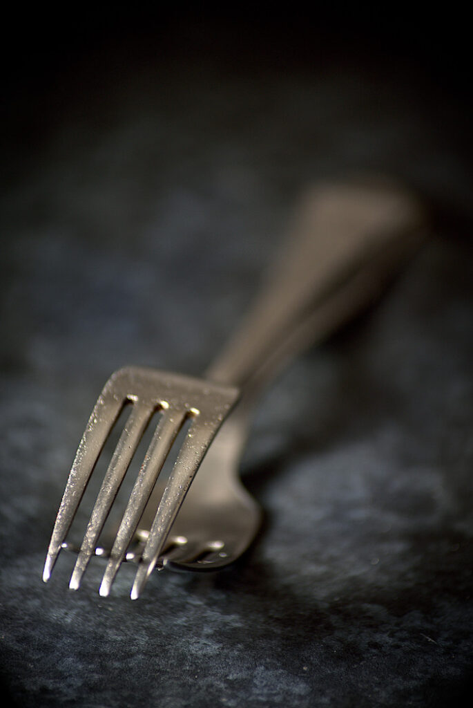 Fourchettes entrelacées sur fond bleutée, objets insolites