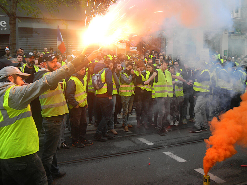 Les gilets jaunes manifestations dans la rue