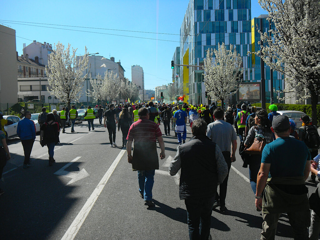 Les gilets jaunes manifestations dans la rue