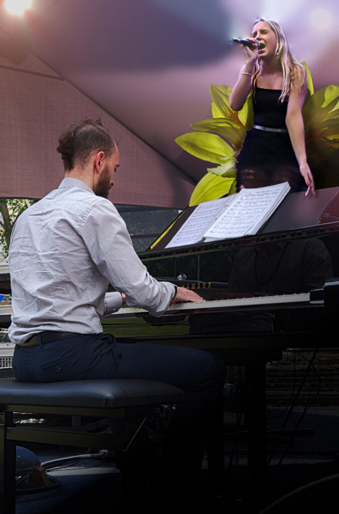Une chanteuse sur un piano