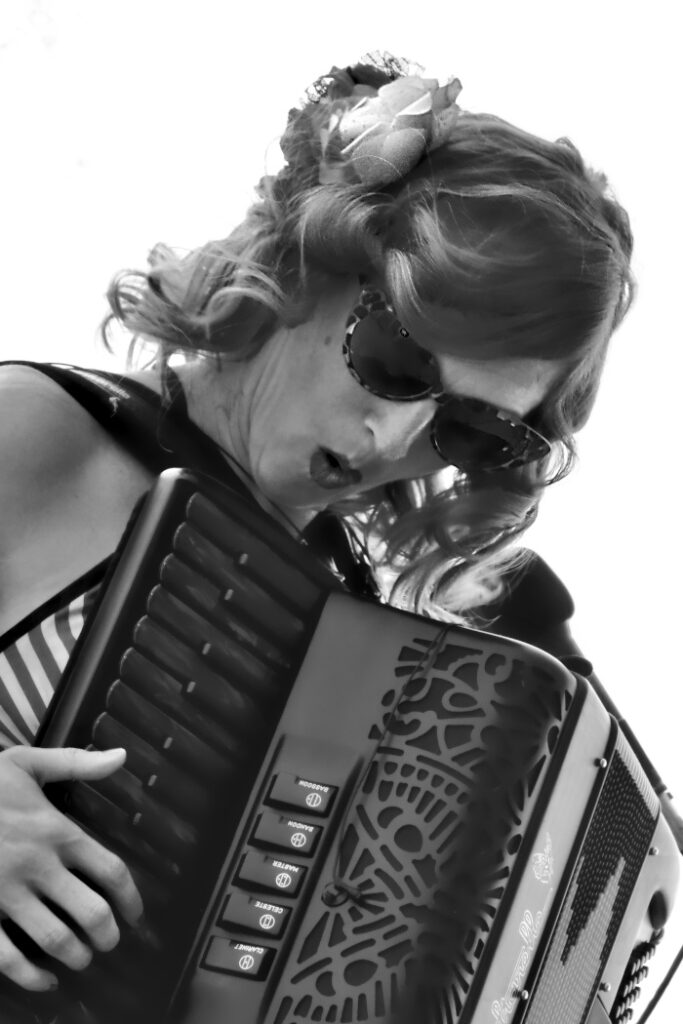 Accordéoniste femme en lunette noire en noir et blanc