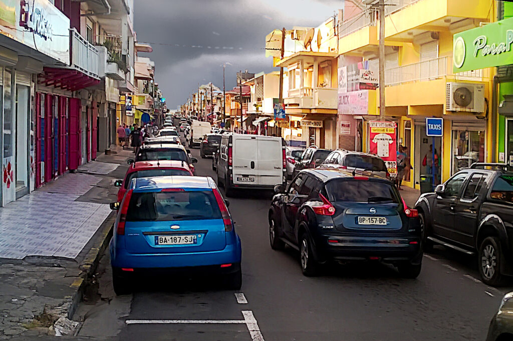 Rue encombrée de voitures en Guadeloupe