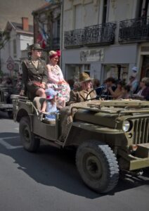 Défilé jeep commémorant la fin de la seconde guerre mondiale avec soldates américaines, danse swing