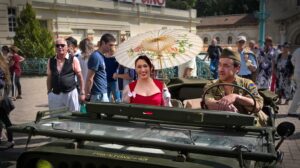 Costume des années 40 jeep et soldat américain