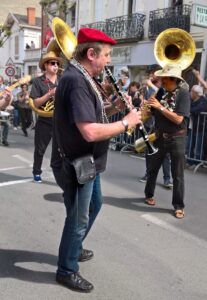 Défilé de musiciens flûtistes et trompettistes dans la rue
