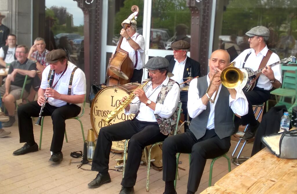 Orchestre musical avec trompettes flûtes violencelle et grosse caisse