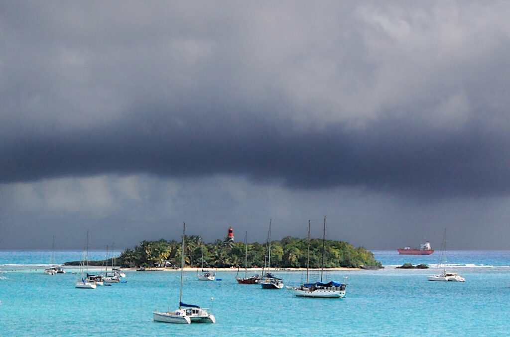 Bateaux de plaisance près d'une île en Guadeloupe avant l'orage
