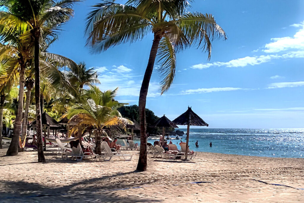 Parasols sur une plage en Guadeloupe