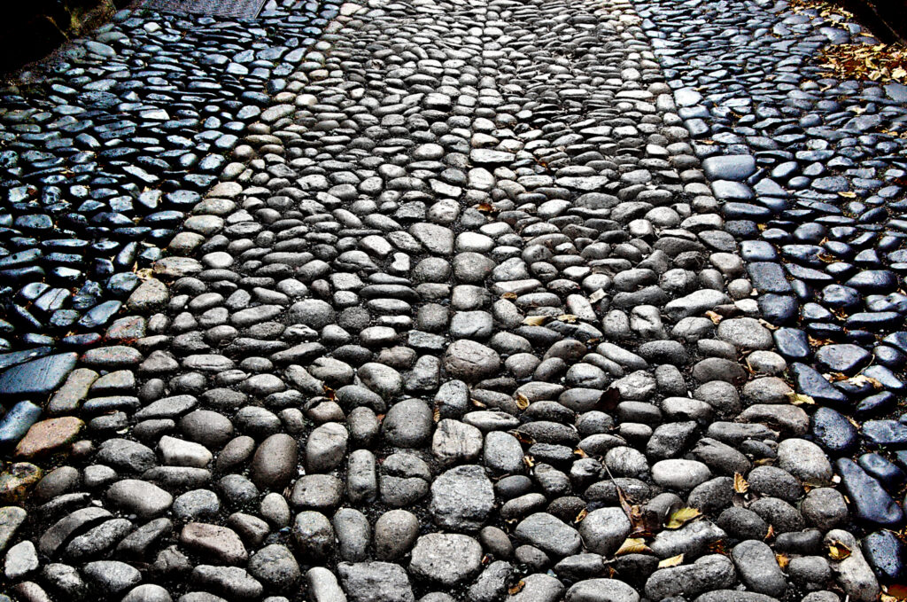 Ruelle avec des pavés au Puy-en-Velay