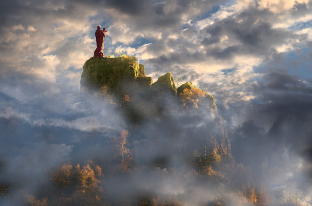 Statue de la Vierge Marie dans la brume au Puy en Velay 