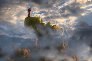 Statue de la Vierge Marie dans la brume au Puy en Velay
