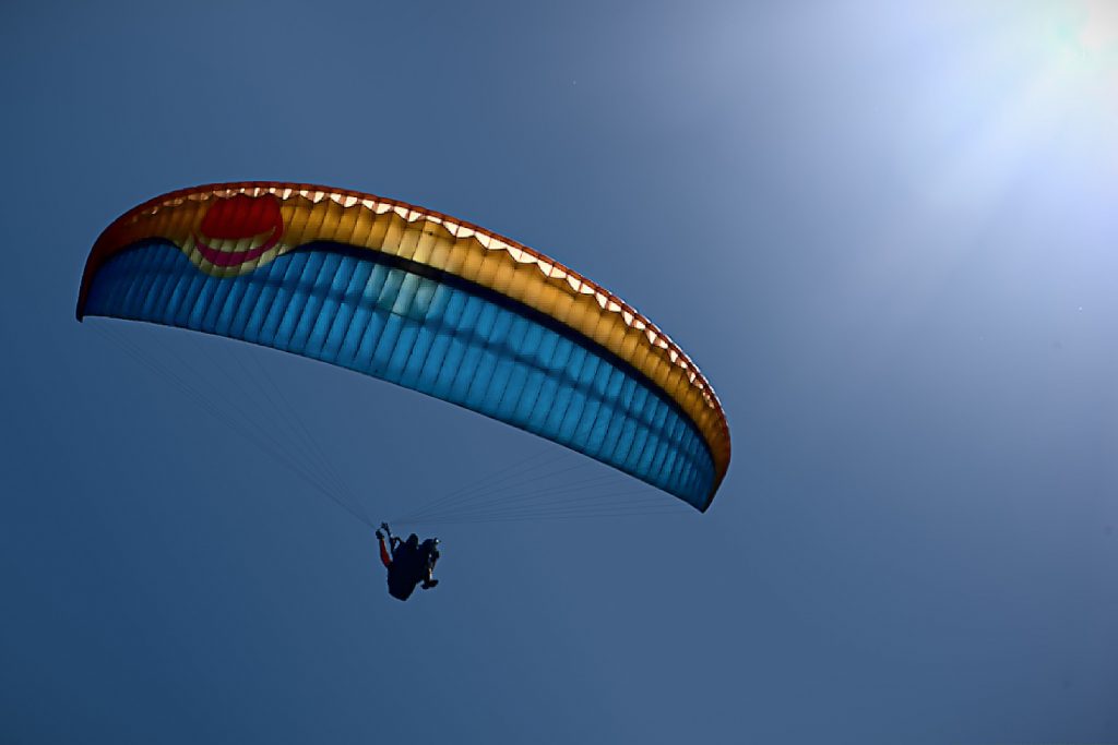 Activité sportive et de haute-voltige, le parapente