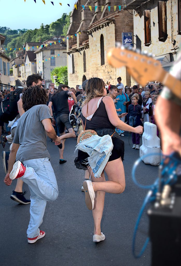 Danseurs dans la rue au festival de Laroquebrou