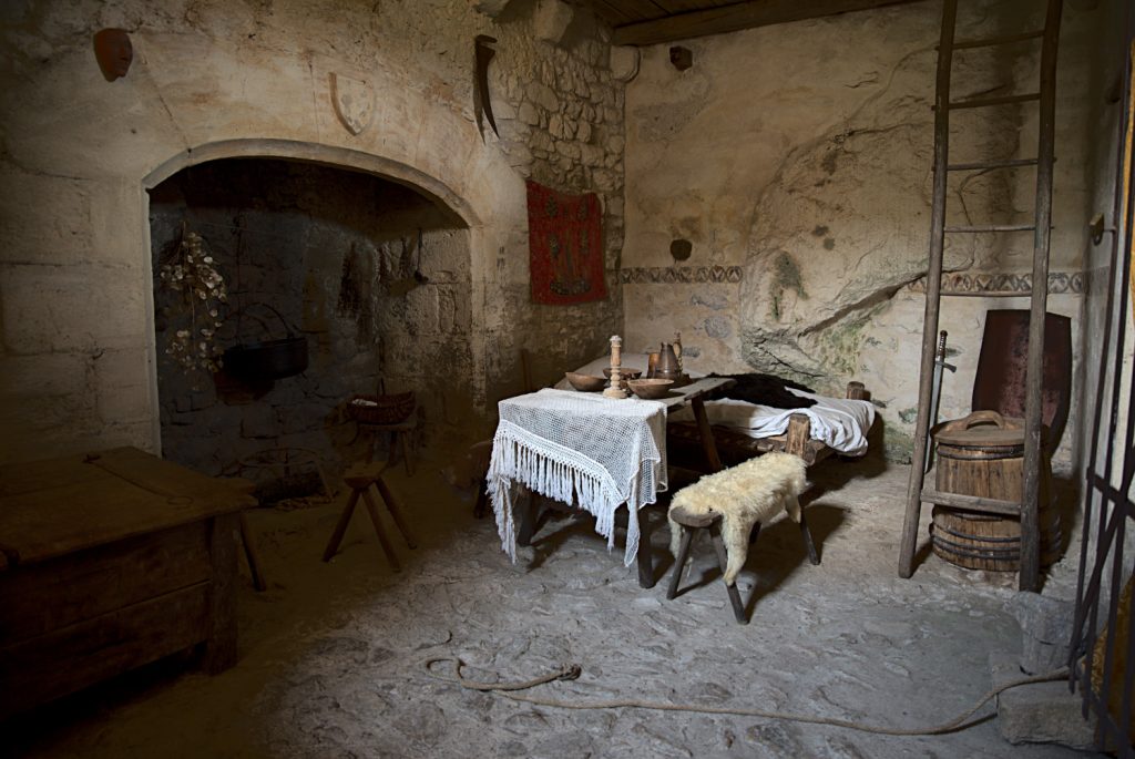 Habitation des chevaliers au Moyen-Age dans les tours de Merle. Photos à la volée