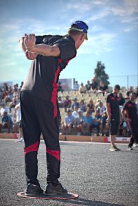 Tournoi de pétanque national. Gestuel du tireur