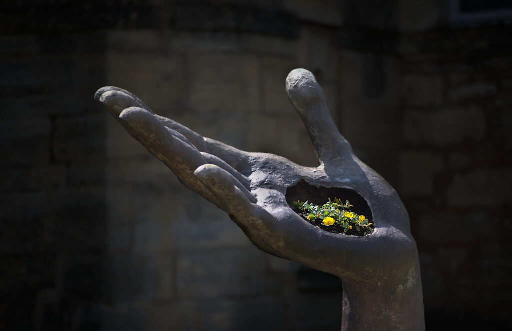 Sculpture d'une main en pierre