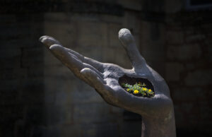 Sculpture d'une main en pierre