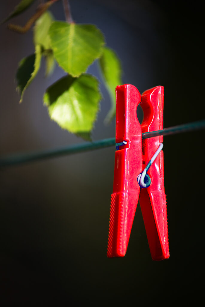 Pince à linge rouge sur un fil