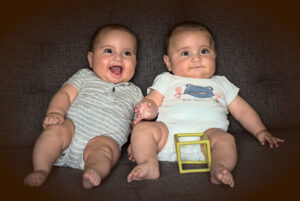 Deux petits garçons de six mois, faux-jumeaux