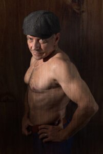 Portrait homme torse nu déguisement en Peaky Blinders