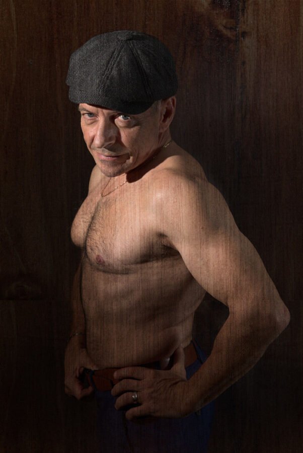 Portrait homme torse nu déguisement en Peaky Blinders