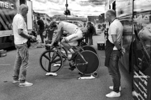coureur cycliste en phase d echauffement sous la surveillance de ses entraineurs de l equipe samsic