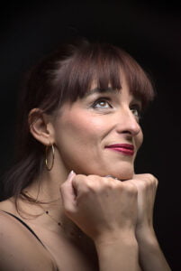 Portrait d'une jeune femme les poings sous le menton