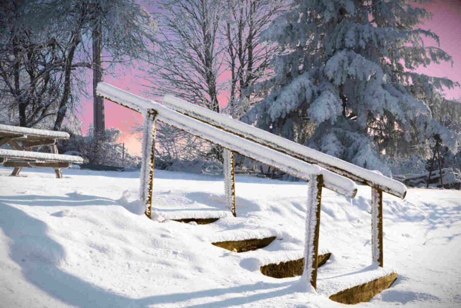 escalier et rembarde sous la neige