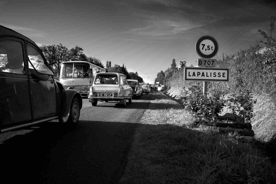 panneau signalant l'entrée de lapalisse où se déroule le festival des anciennes voitures et le fameux embouteillage de la nationale sept en France dans les années soixante