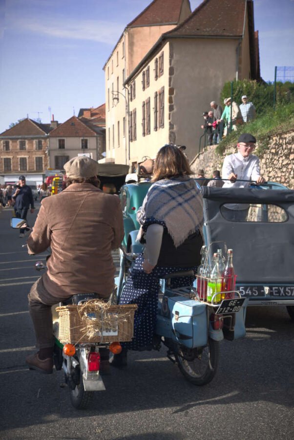 porte bagage pleins de victuailles sur des mobylettes des annees soixante