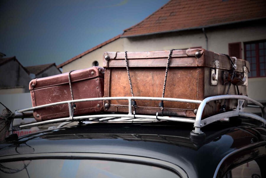 valises tenues par des sangles sur un toit de vieille voiture des annees soixante