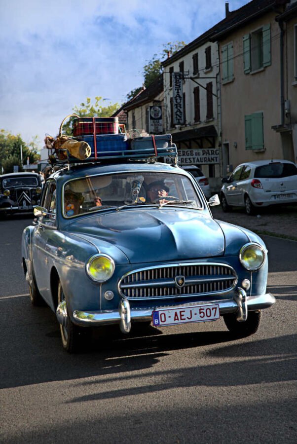 Toit de vieille voiture des années soixante chargée de valises pour le grand départ des vacances