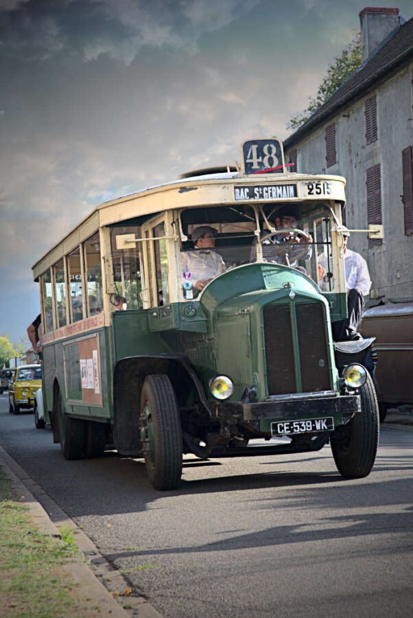 vieux car qui assure la liaison entre lapalisse et saint germain en laye