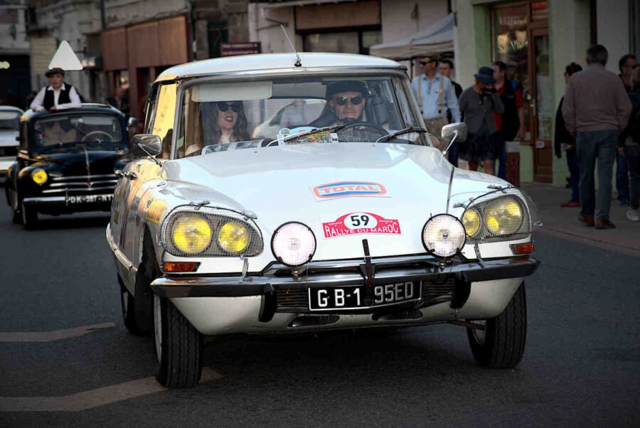 une ds qui défile a lapalisse et qui a fait le rallye du maroc