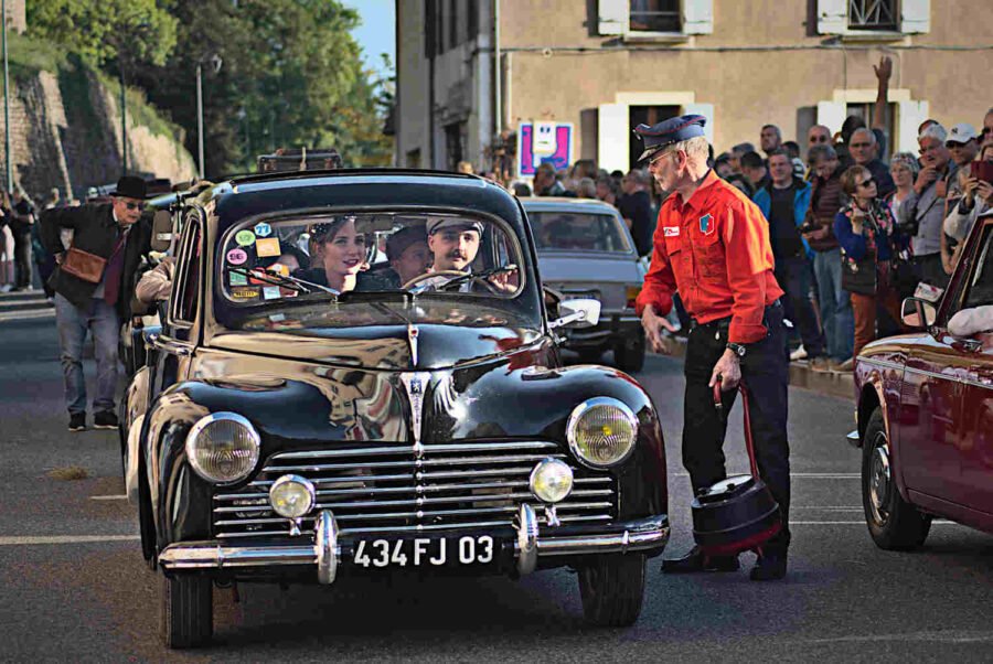 pompiste qui va gonfler les pneux de deux chevaux au milieu de la rue