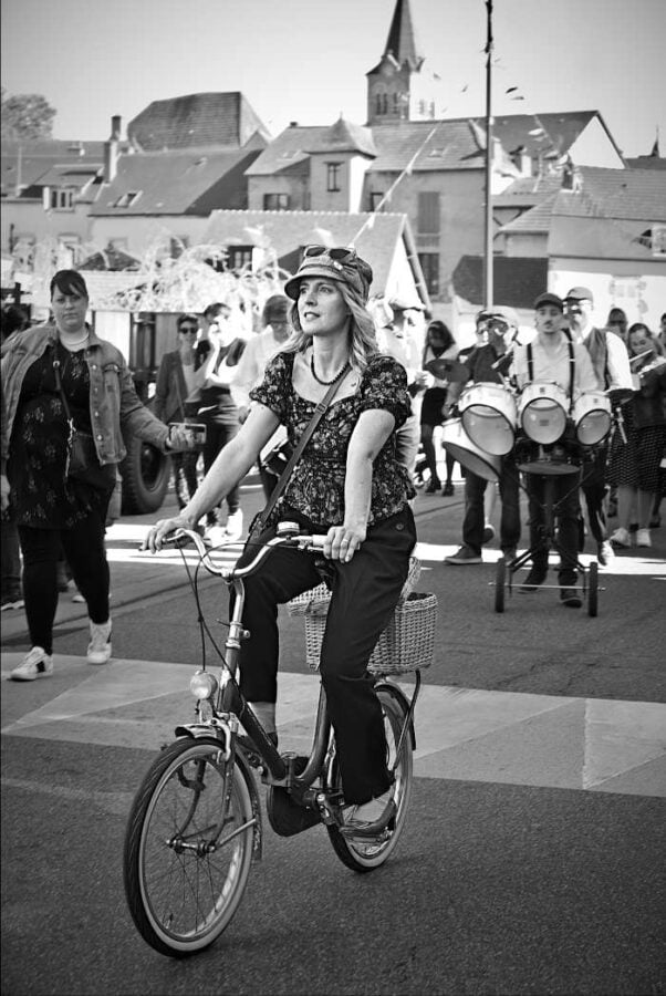 en noir et blanc jeune femme sur un petit velo a lapalisse