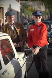 pompiste qui remplit le reservoir d essence a une renault huit