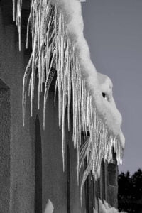 stalactites au bord d un toit