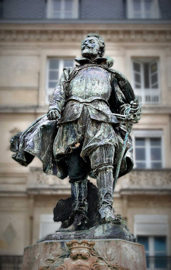 Statue de Richelieu en bronze sur un piedestal sur une place publique à la Rochelle