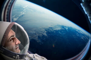 Vision de la terre au travers d'un hublot d'un engin spatiail