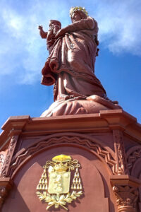 Statue de la Vierge Marie sur son piedestal