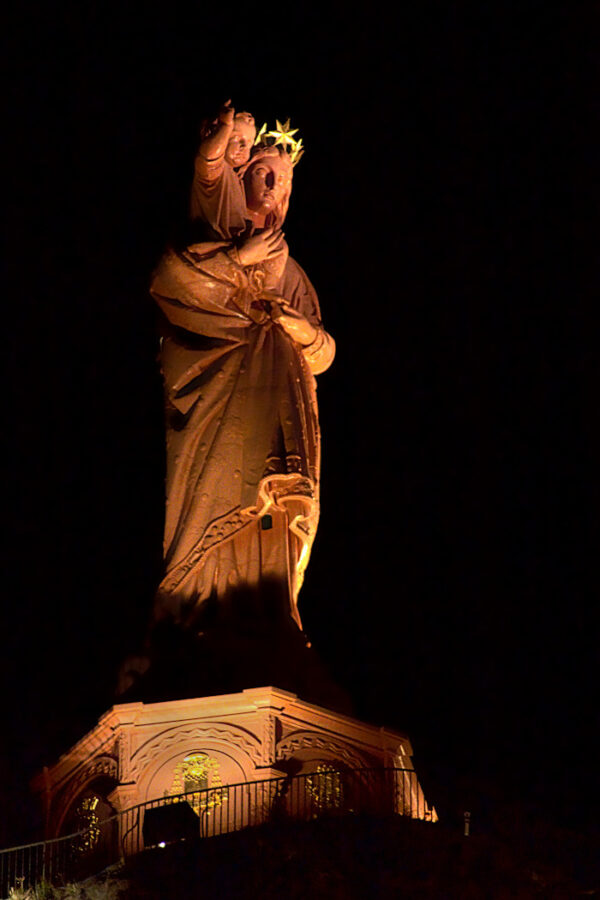 Illumination de la Vierge Marie sous les projecteurs